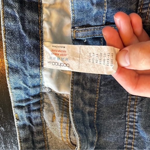 NWT BooHoo Size 10 Jean Shorts Denim Holes Destroyed Cool Trendy - Picture 4 of 7